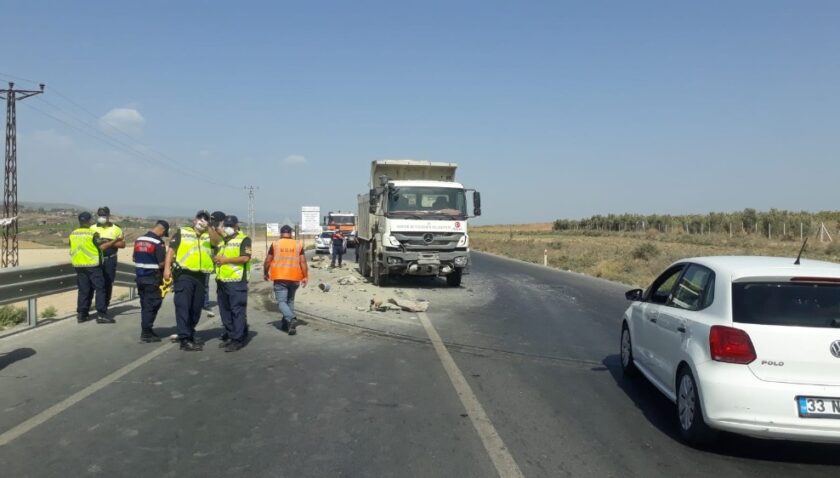 Tarsus’ta kamyon ile otomobil çarpıştı: 1 ölü, 1 yaralı