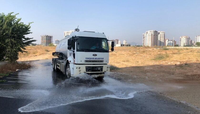 Yenişehir’de sokaklar dezenfektanlı suyla temizleniyor