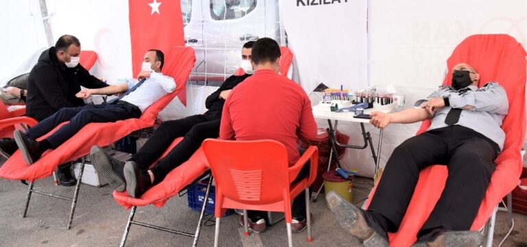 Toroslar Belediyesi, Kızılay ile birlikte kan bağışı kampanyası düzenledi