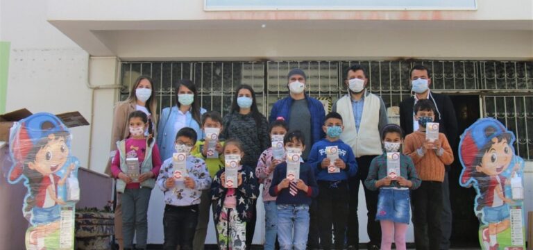 Eczacılardan öğrencilere maske ve dezenfektan desteği