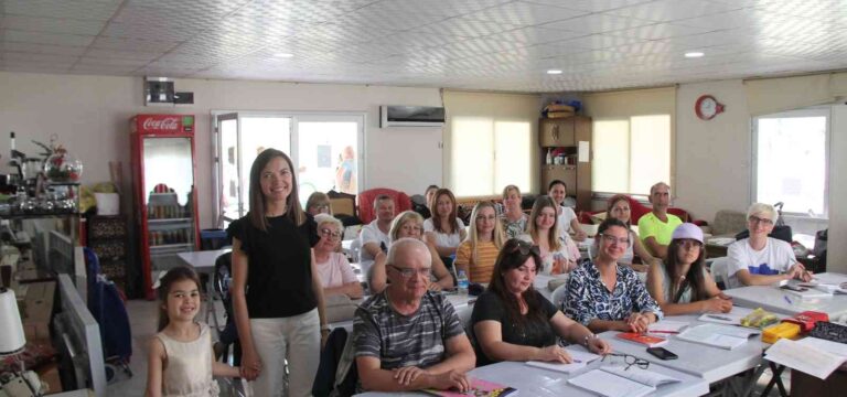 Savaştan kaçan Ukraynalılara Türkçe öğretiyor