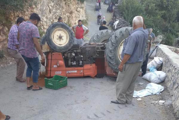 Devrilen traktörün altında kalan yaşlı adam hayatını kaybetti