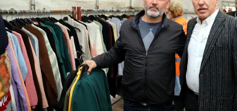 Akdeniz Belediyesi depremzedeler için giysi market açtı