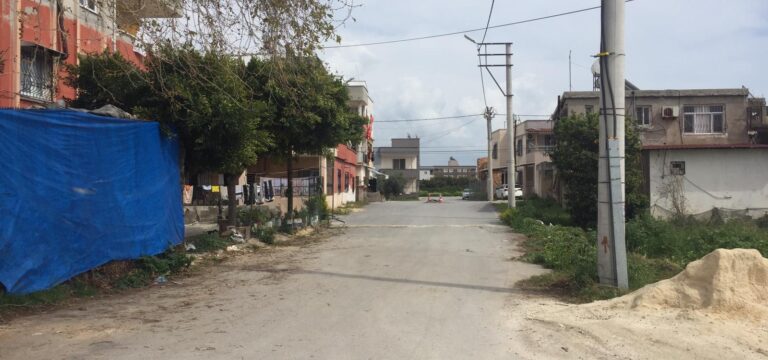 Akdeniz’de asfaltlanmadık sokak kalmadı! Mahalleli Büyükşehir’e veryansın etti